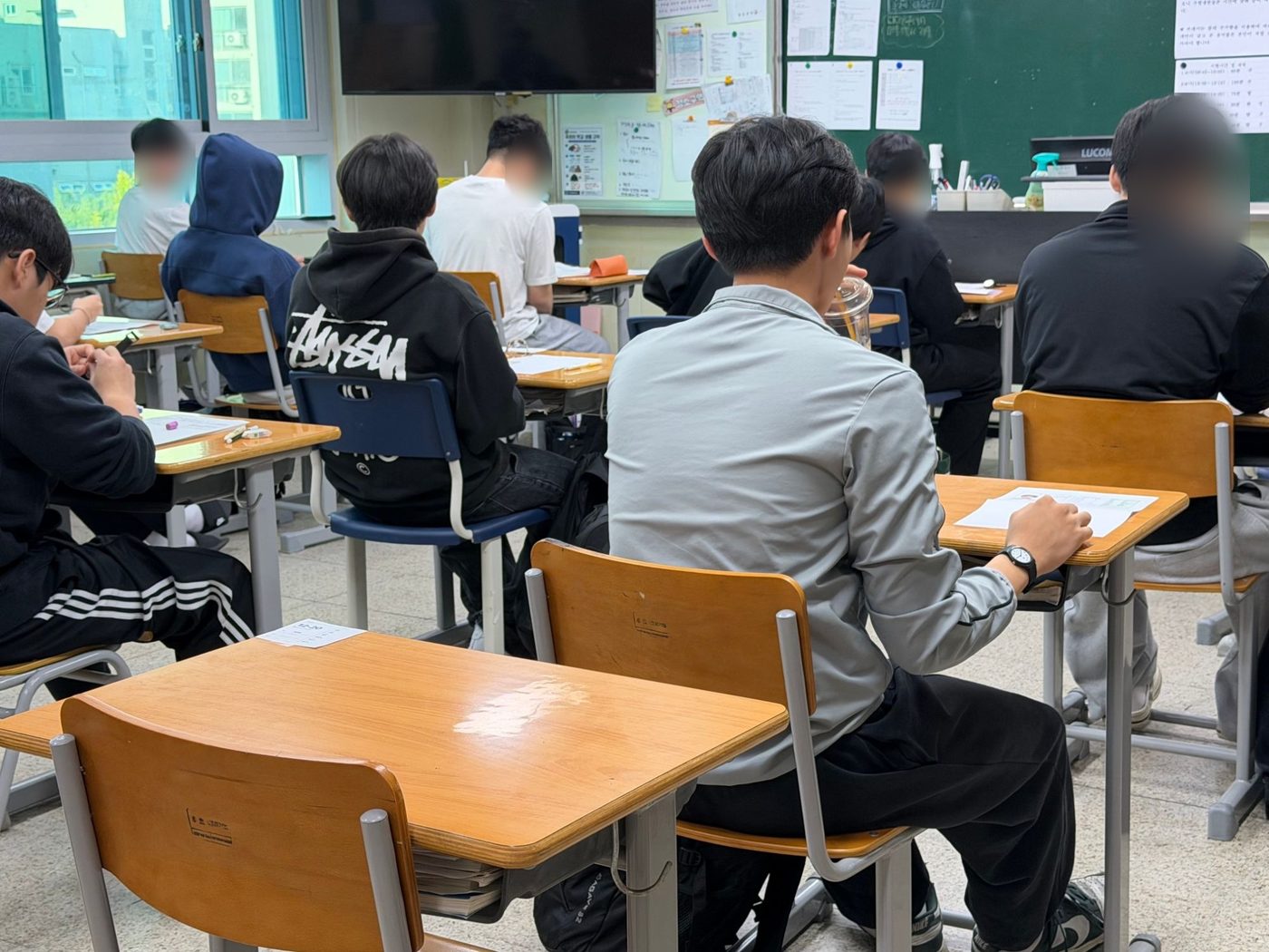 책상에 좌석번호가 붙은 고사장 교실 전경