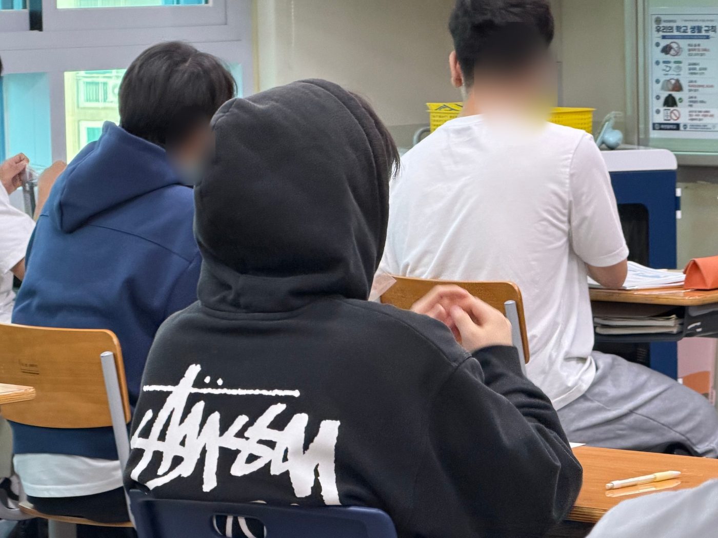 수능과 같은 간격으로 배치된 고사장 책상과 수험생