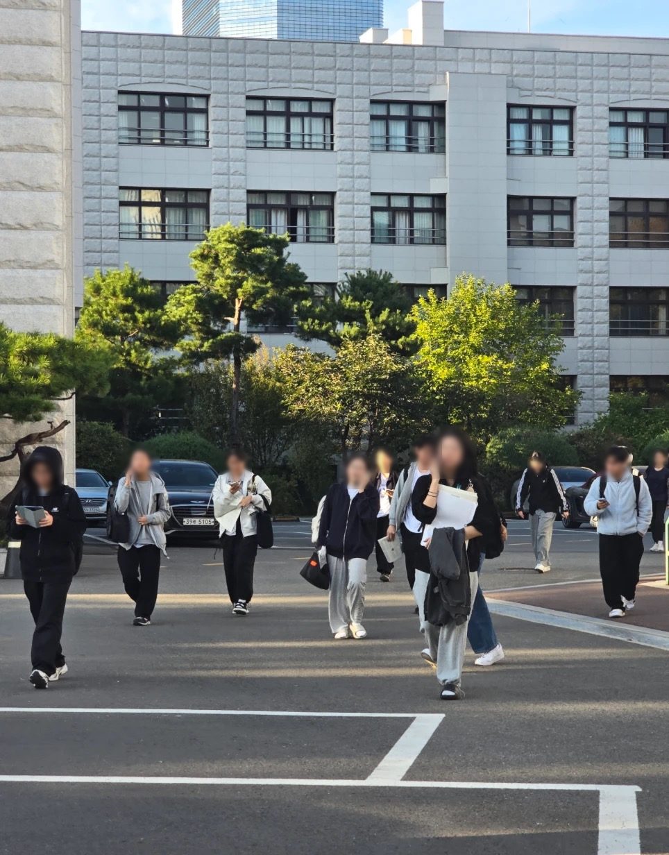 시험을 마치고 운동장을 가로질러 나가는 수험생들